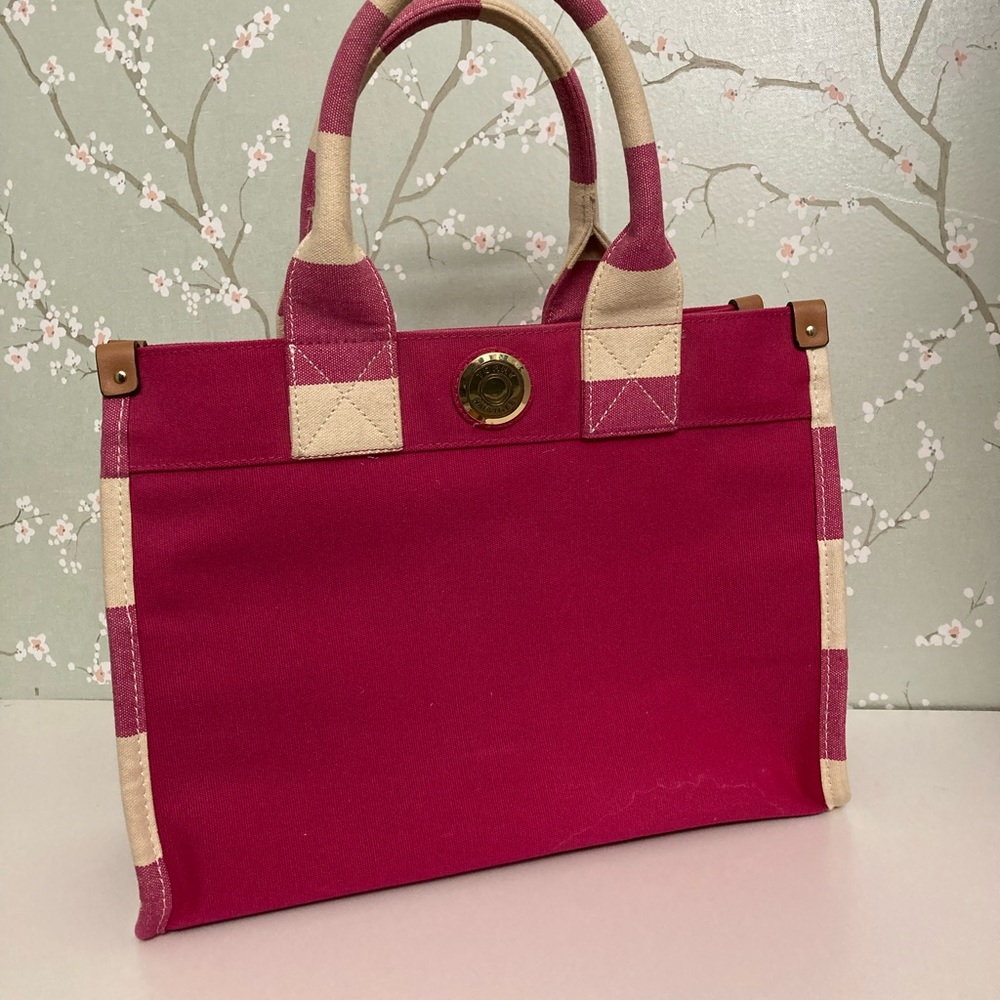 Women’s tote bag.